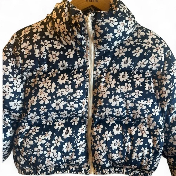 Akaiv Cropped Floral Puffer Jacket Size Large Navy Blue Cream Pockets Full Zip - Picture 3 of 14
